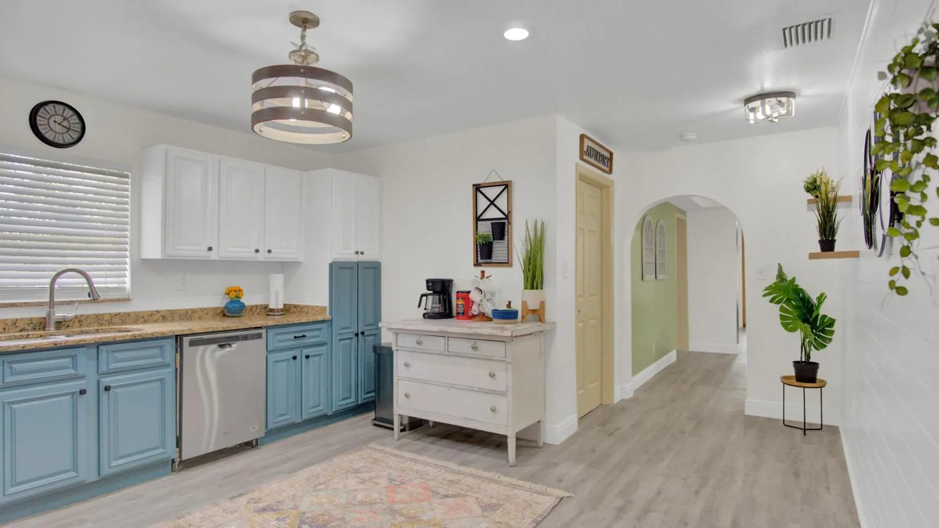 10 Beds! Large Home Groups Multiple Families Tampa